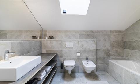 Badezimmer mit Badewanne, WC, Bidet und Waschbecken - Komfort Suite