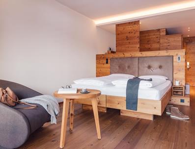 Doppelzimmer Giardino mit Zirbenholzmöbeln und Naturholzboden