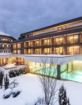 Hotel Langgenhof mit Pool an einem Winterabend