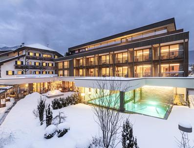 Hotel Langgenhof con piscina di sera in inverno