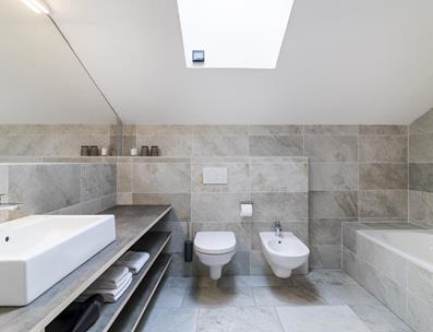 Badezimmer mit Badewanne, WC, Bidet und Waschbecken - Komfort Suite