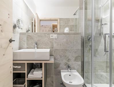 Bagno con doccia, bidet e lavandino - Komfort Suite