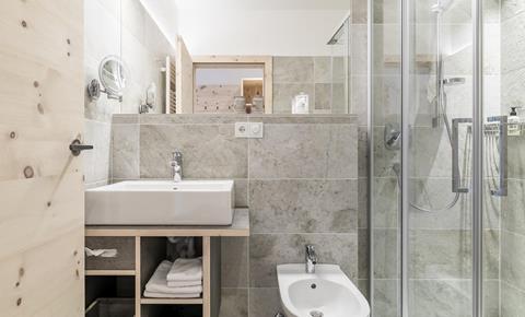 Badezimmer mit Dusche, Bidet und Waschbecken - Komfort Suite