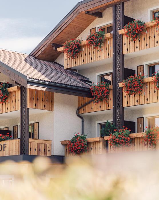 La facciata del Langgenhof in estate