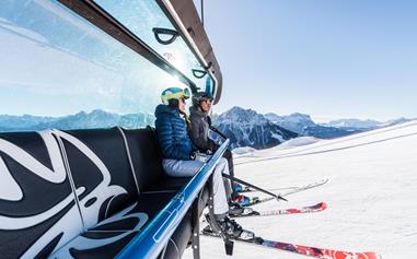 Zwei Personen im Skilift