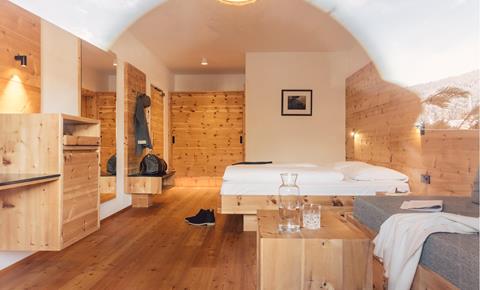 Camera doppia Classic con mobili in legno di cirmolo e pavimento in legno di larice