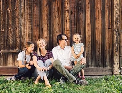 Peter, Juliane, Ida und Johanna im Garten