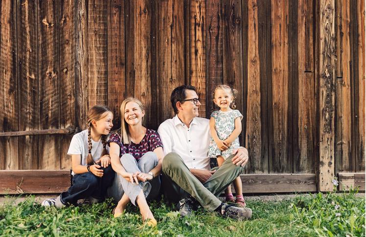 Peter, Juliane, Ida und Johanna im Garten