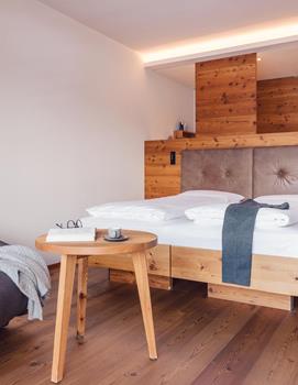 Camera doppia Giardino con mobili in legno di cirmolo e pavimento in legno di larice