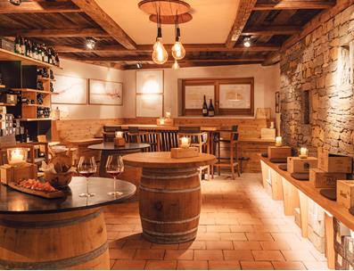 Divano nella cantina dei vini