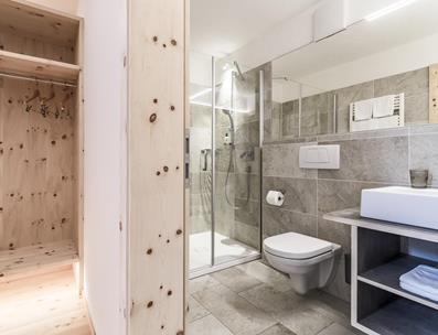 Badezimmer mit Dusche, WC und Waschbecken - Junior Suite
