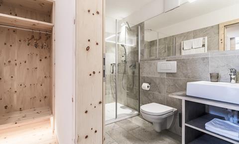 Bagno con doccia, WC e lavandino - Junior Suite