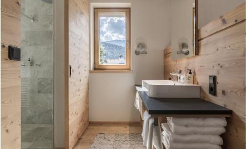 Bagno con doccia e lavandino - Family Suite