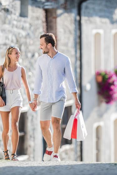 A couple is shopping in Bruneck