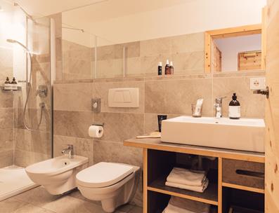 Badezimmer mit Dusche, WC, Bidet und Waschbecken - Doppelzimmer Classic