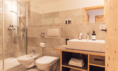 Badezimmer mit Dusche, WC, Bidet und Waschbecken - Doppelzimmer Classic