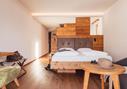 Family Suite con mobili in legno di cirmolo e pavimento in legno naturale di larice