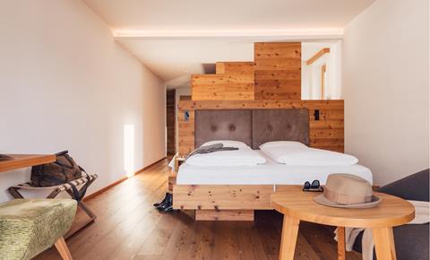 Family Suite con mobili in legno di cirmolo e pavimento in legno naturale di larice